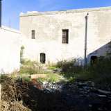 Il cortile dell'edificio � invaso dai rifiuti 